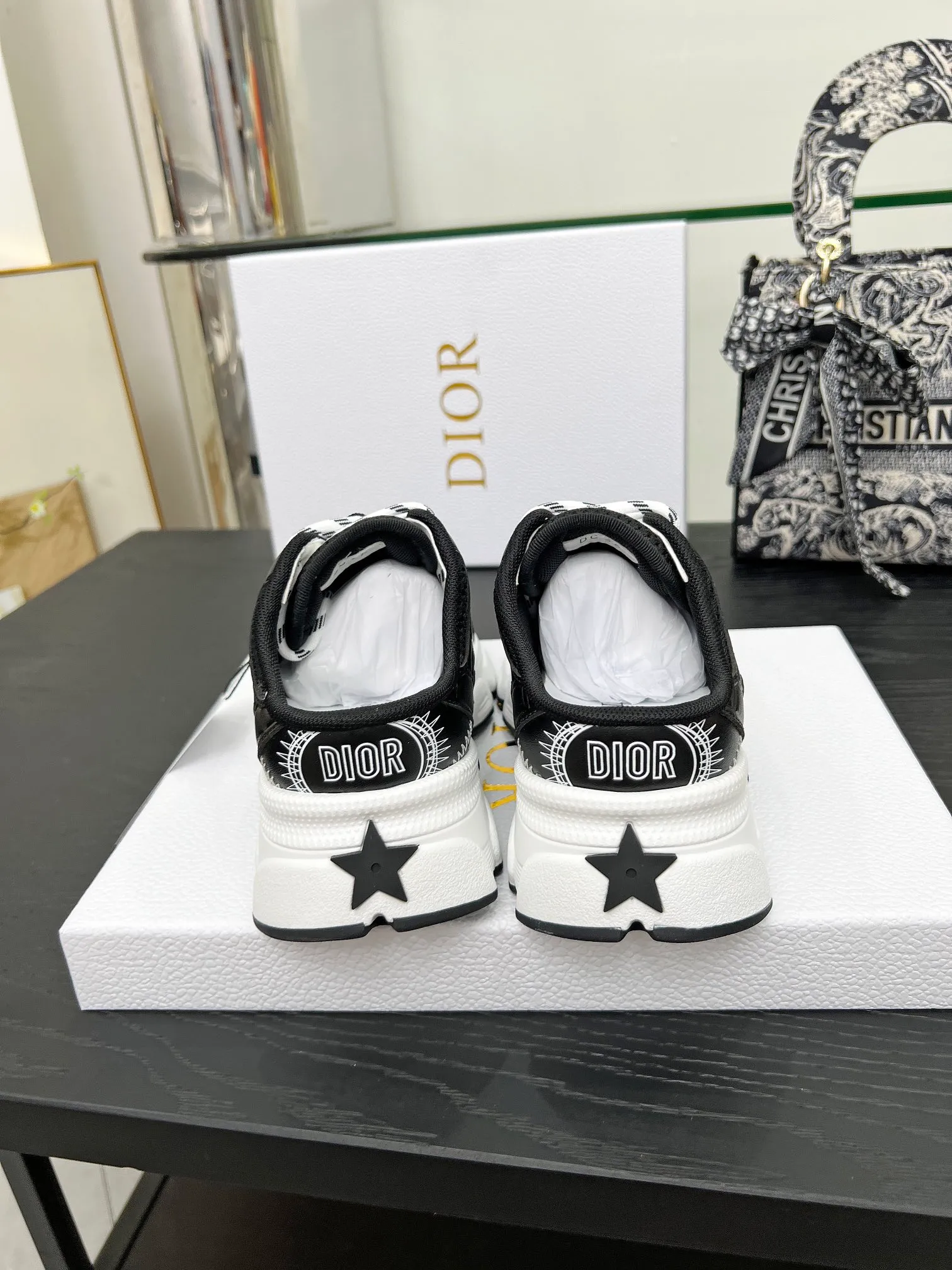p560🐮🐮This Dior Chrono sports half slipper reinterprets running shoes with Dior's haute couture style. Gray mesh fabric is paired with tonal suede calfskin panels, the CD logo on the side, the star patch on the tongue and the Dior logo on the heel, all in classic fine detail. Featuring two-tone laces and a lightweight sole with star graphics, they can be worn year-round. Size: Women’s size 35-41 (35/42 can be customized) Men’s size 40-46 (men’s version is being printed) Color: 12 colors available